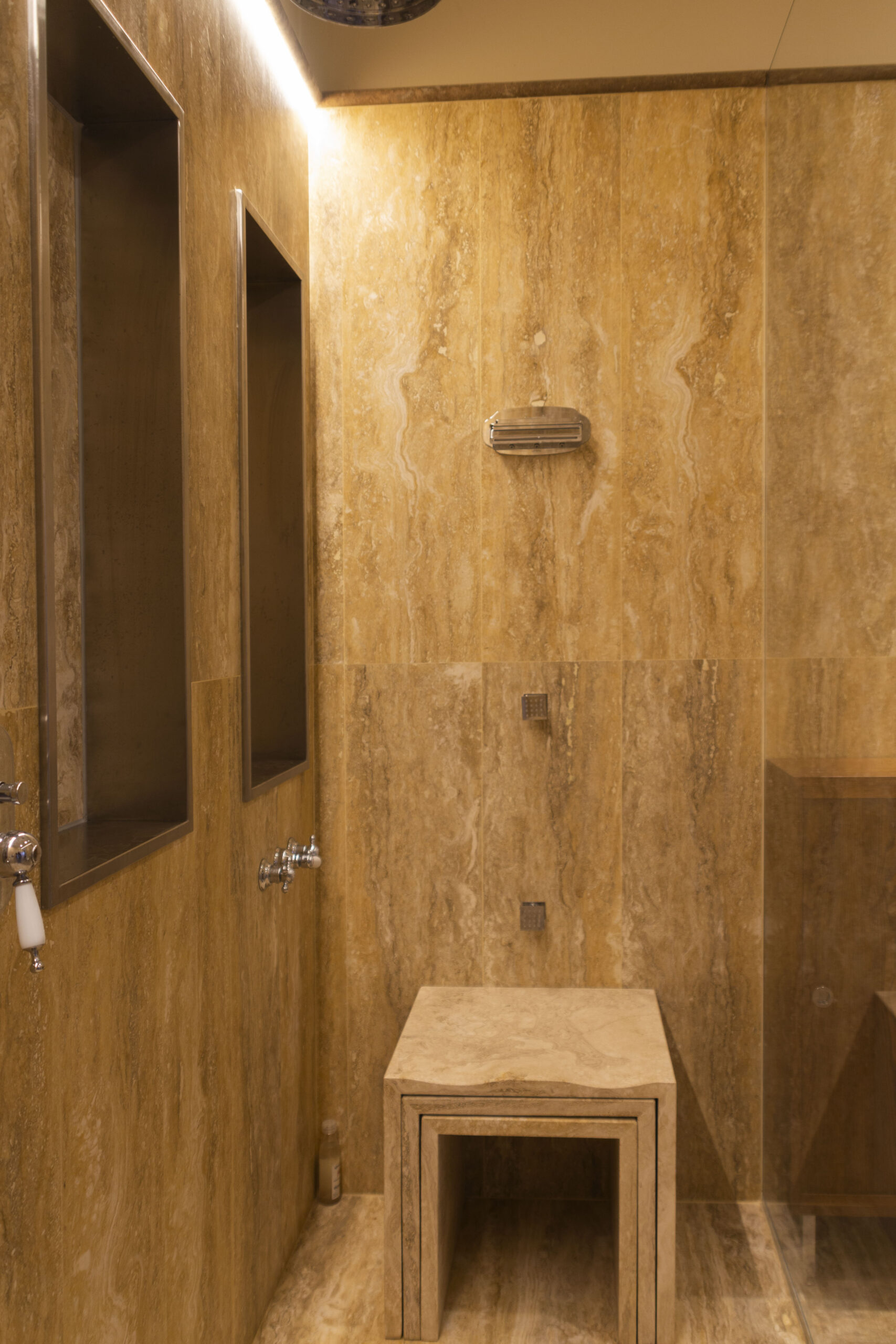 Pavimento e rivestimento bagno in Travertino Dorato (24)