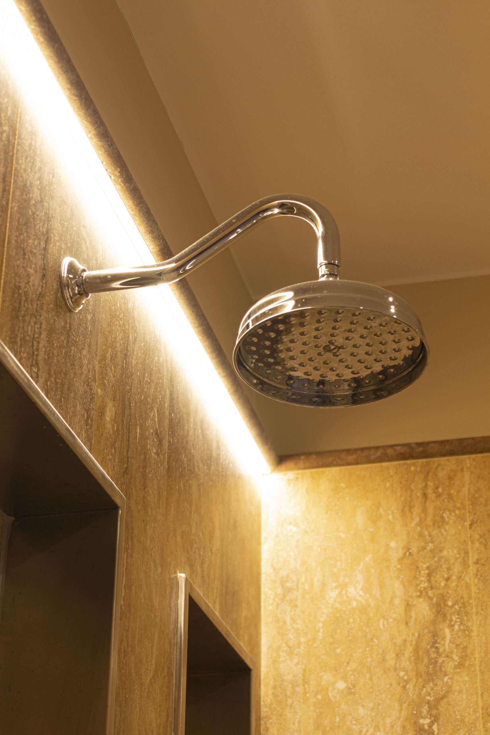 Pavimento e rivestimento bagno in Travertino Dorato