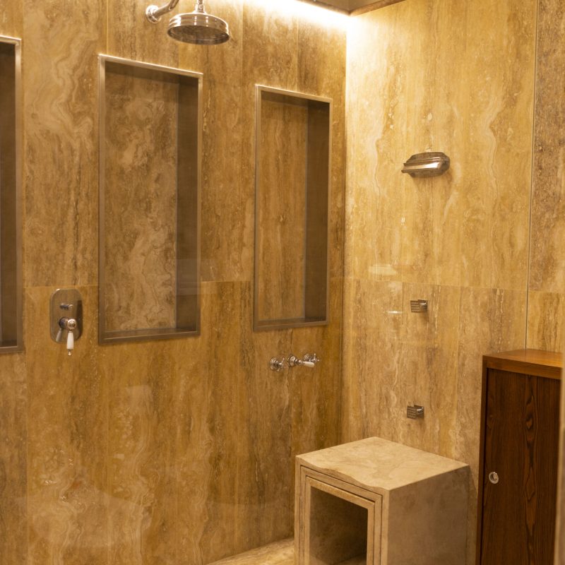 Pavimento e rivestimento bagno in Travertino Dorato