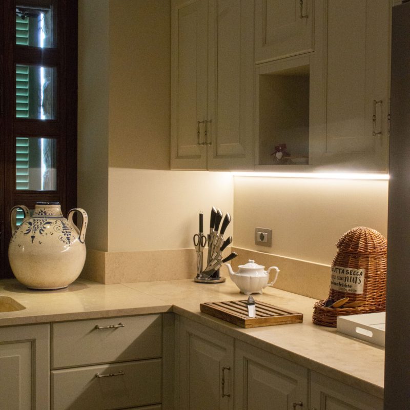 Pavimento in Travertino Noce + Piano cucina in Travertino Chiaro
