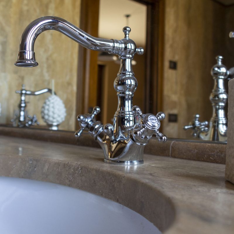 Ripiano bagno + torello in Travertino Noce e Rivestimento in Travertino Dorato