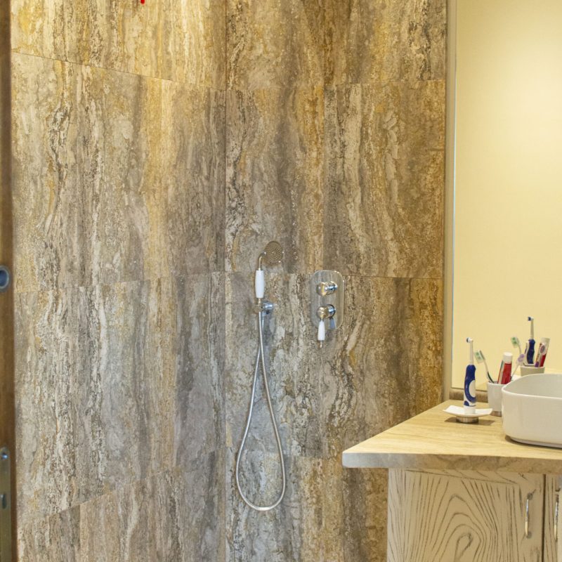 Rivestimento Doccia in Travertino Grey (2)